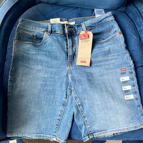 Levis Sculpt Soft Bermuda Shorts 